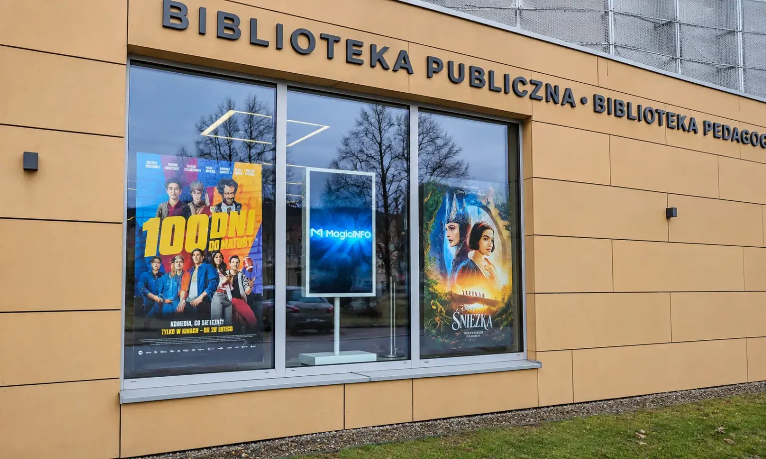 Monitor informacyjny w witrynie Limanowskiego Domu Kultury